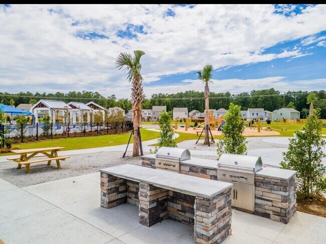 Building Photo - 620 Ladywood Dr