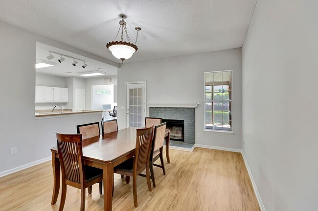 Building Photo - Charming Charleston National Home