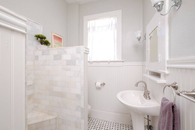 Building Photo - 406 NE 7th Ave