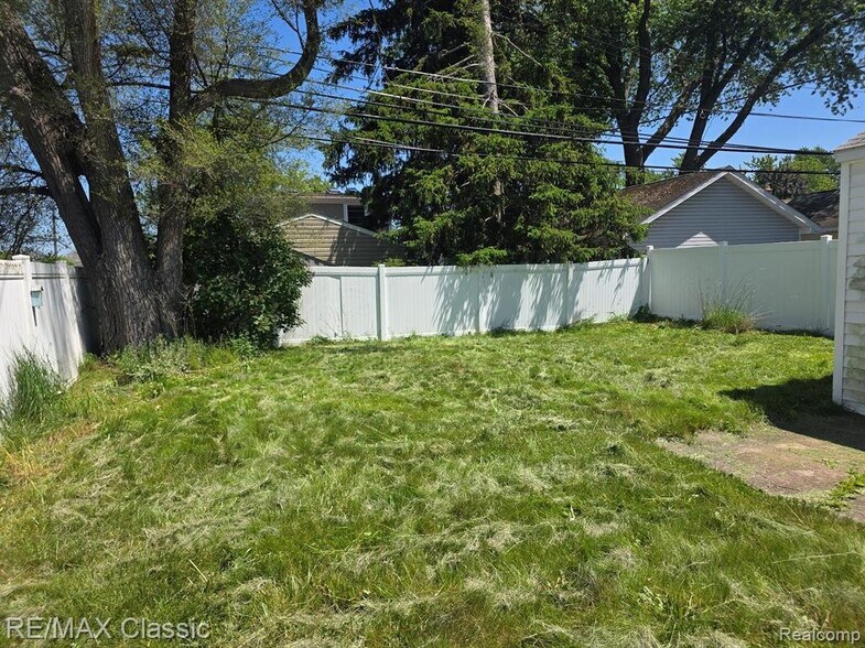 Building Photo - 3366 Ellwood Ave