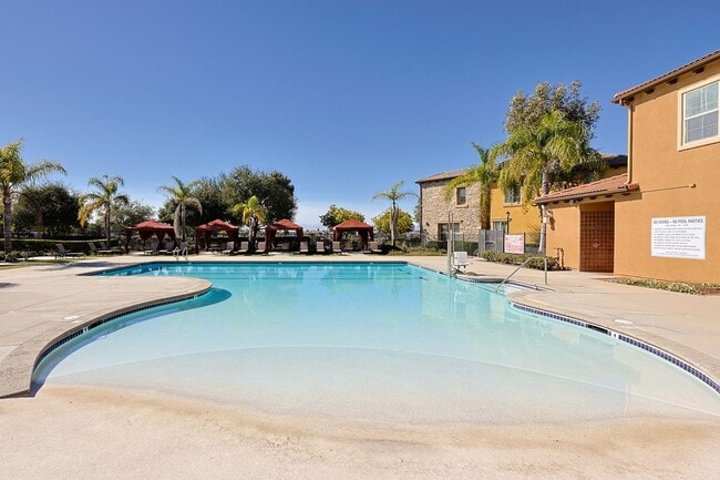 Building Photo - Fully Furnished 2-Bed, 2.5-Bath Home with ...