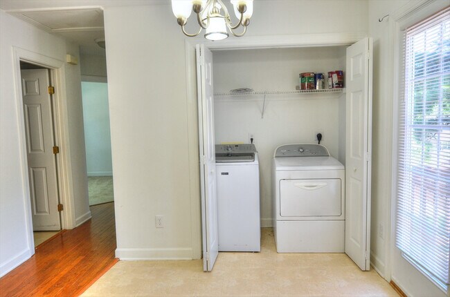 Building Photo - Three Bedroom House in Hillsborough - Available August 8th!