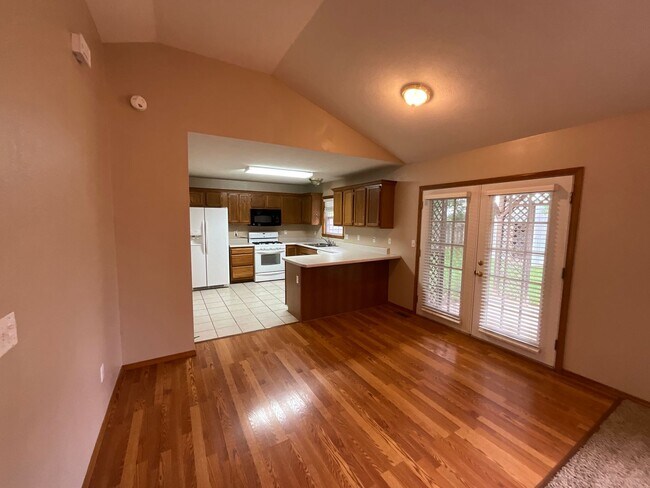 Building Photo - Beautiful Home on Private Setting