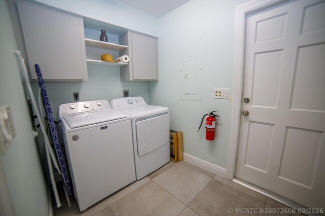 Building Photo - 900 Cosmos Ct