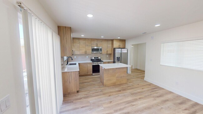 Building Photo - Newly Renovated 6 bed house on 63rd!