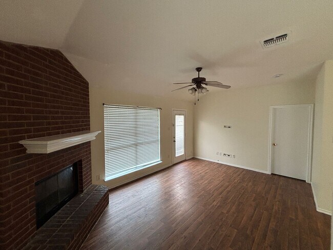 Building Photo - Move in Ready - 3 bedroom 2 bath 2 car garage