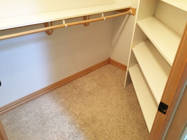 Building Photo - Executive 3-Bedroom (plus bonus room) 3 1/...