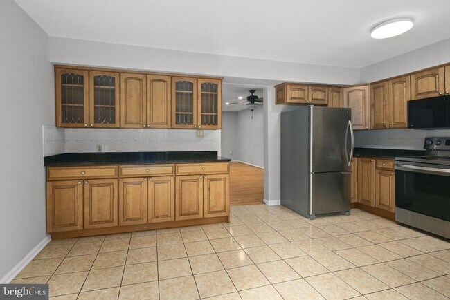 Building Photo - 2514 S Walter Reed Dr