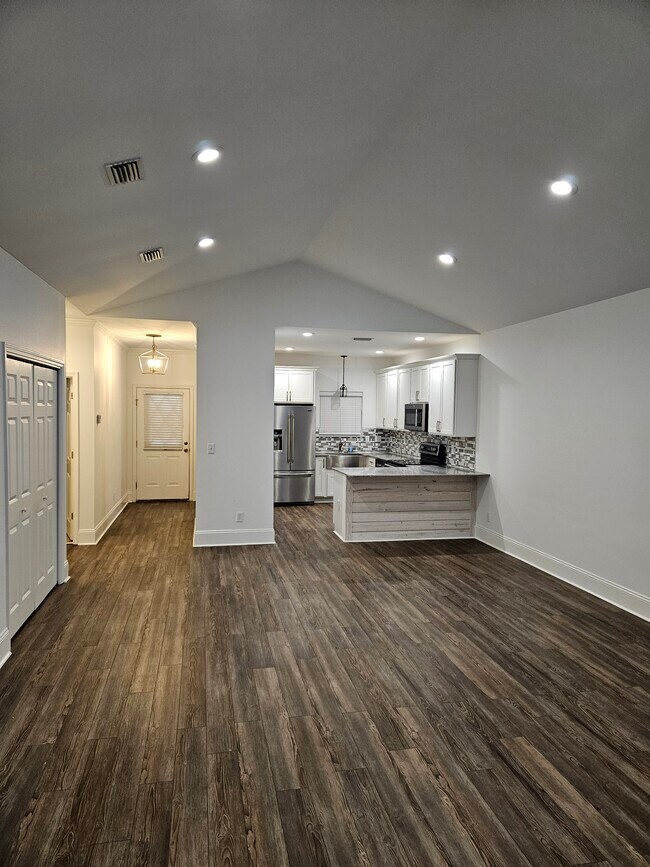 Building Photo - 102 Courthouse Dr