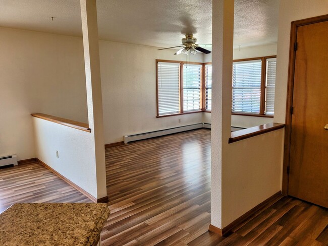 Building Photo - Spacious clean 2 bedroom unit, close to ev...