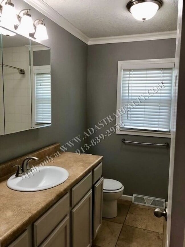 Building Photo - Cute 4 Bed 1.5 Bath Home in Olathe-Availab...