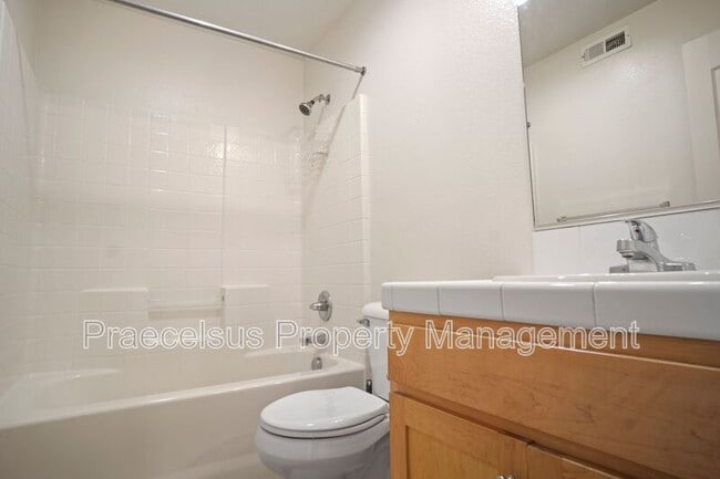 Building Photo - 2155 Caminito Leonzio