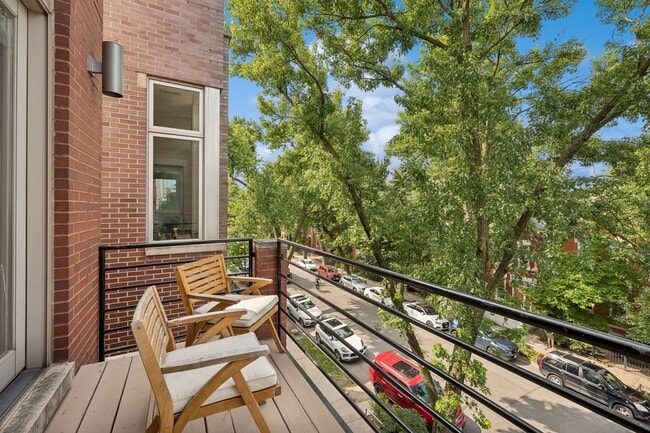 Building Photo - 885 N Hermitage Ave