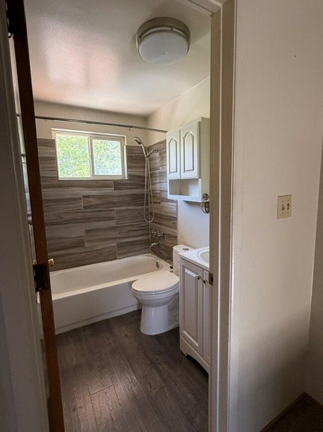 Building Photo - Light and Bright Two bedroom One bath Condo on the West side of Carson