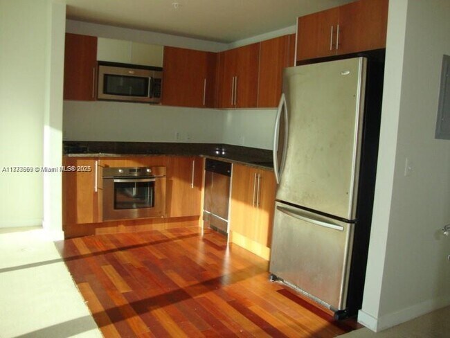 Building Photo - 300 S Biscayne Blvd