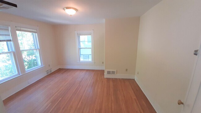 Building Photo - 410 S Aurora St