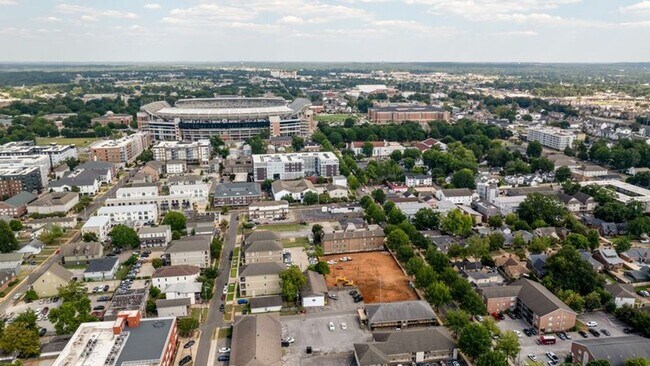 Building Photo - Five blocks from Bryant Denny Stadium - Available August 2026 – 5BR/5.5BA Luxury Townhome Near UA...