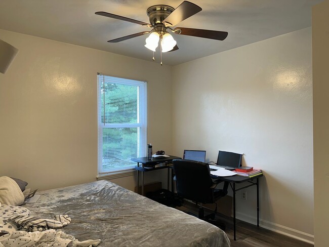 Building Photo - Townhouse in the popular Pheasant Run comm...