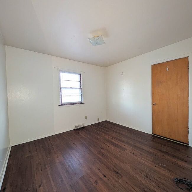 Building Photo - 610-620 Blair St