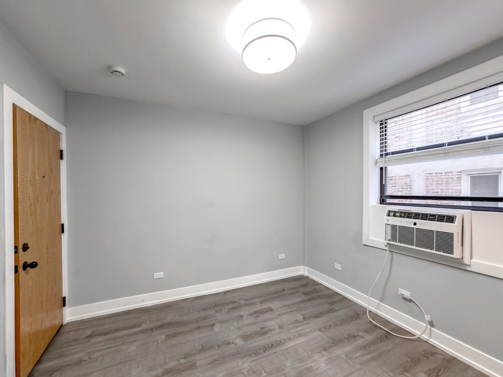 Building Photo - 510 W Belmont Ave