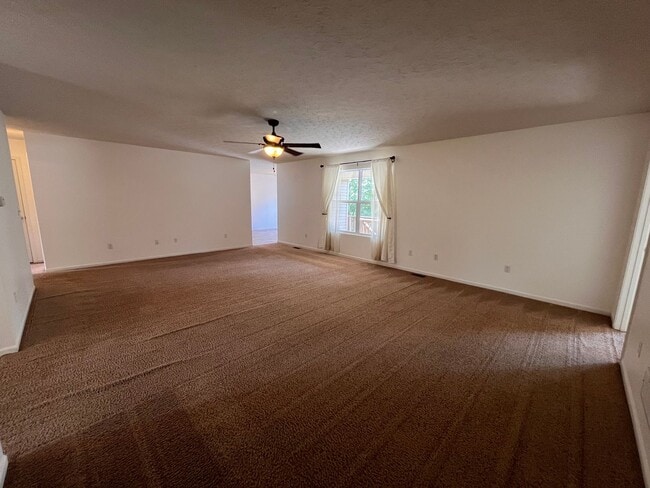 Building Photo - LARGE 4/3 with so much to offer! Waynesvil...