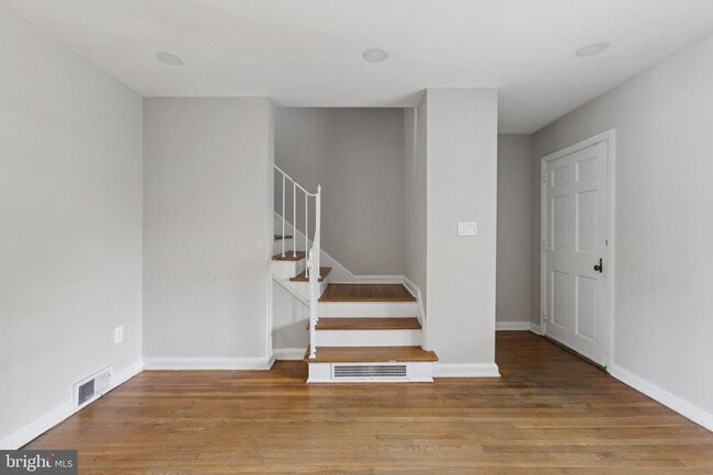 Building Photo - Charming 2-Bedroom Townhome Beautifully Updated and Convenient