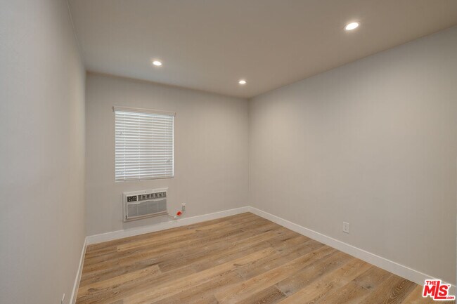 Building Photo - 4703 W St Charles Pl