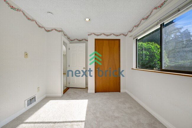 Building Photo - "Spacious 5-Bed Gem with 2.5 Baths in Prime Redmond Location!"
