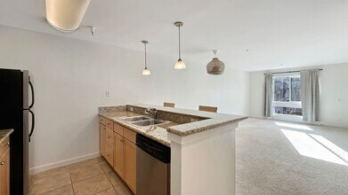 Building Photo - Sweet 1/1 condo with tons of amenities and a great location in Emeryville!