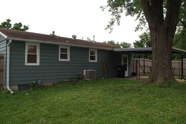 Building Photo - 416 Victoria Dr