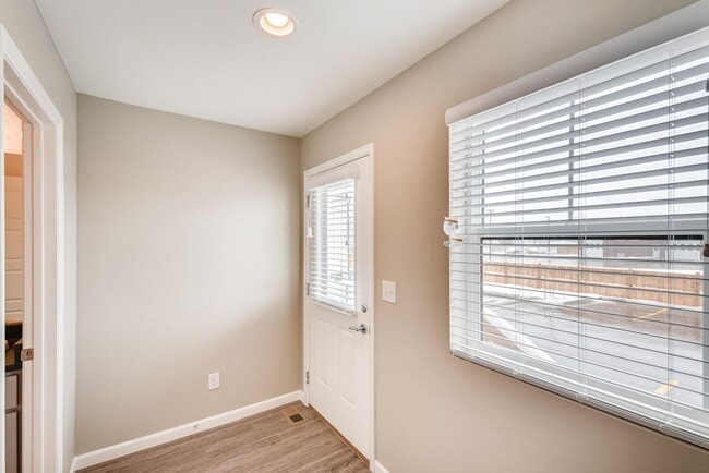 Building Photo - 3 Bedroom Townhomes For Rent