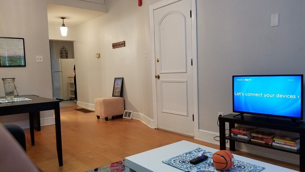 LR looking at entry door - 522 N 15th St