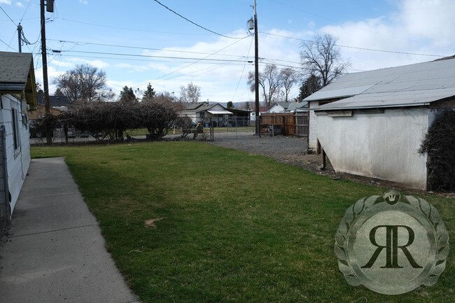 Building Photo - 2 Bedroom Home Across from the Yakima Coun...