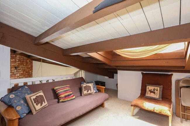 Building Photo - 2 Bedroom in Wildernest!  Summer lease!