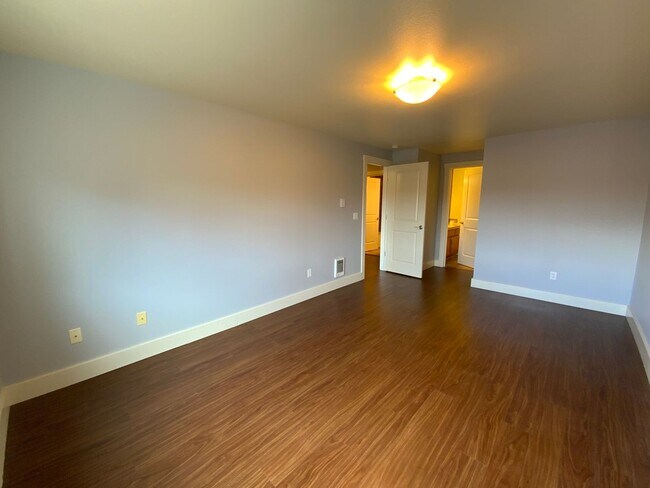 Building Photo - *** RENT SPECIAL 50% off MAY RENT*** Beautiful & Spacious Condo in the Heart of Tacoma