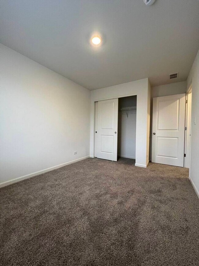 Building Photo - 217 Goldenrod Dr