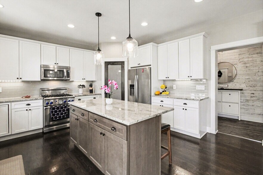 Building Photo - 3906 Hillside Dr