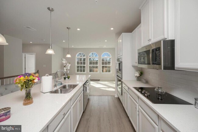 Building Photo - 7977 Independence Dr