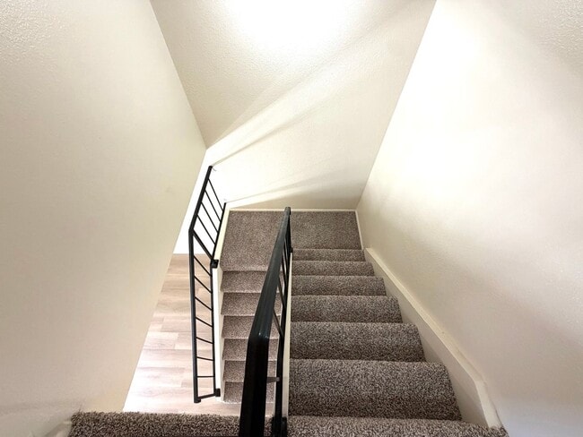 Building Photo - Glendale 3 Bed / 2 Bath Townhome | Two-Story Layout