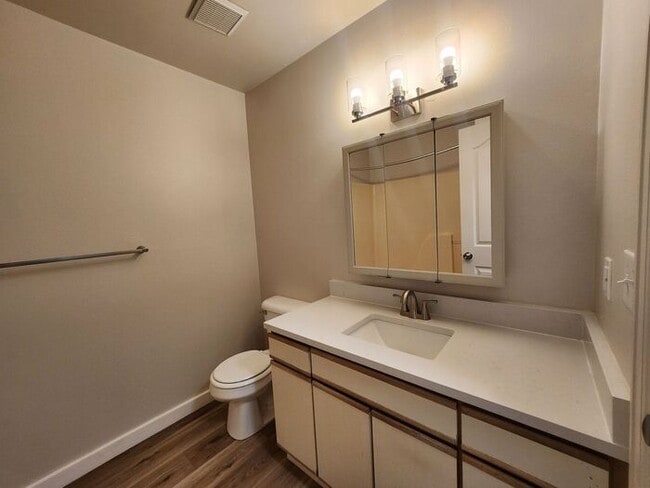 Building Photo - Renovated Cozy 2-Bedroom Duplex | Move In ...