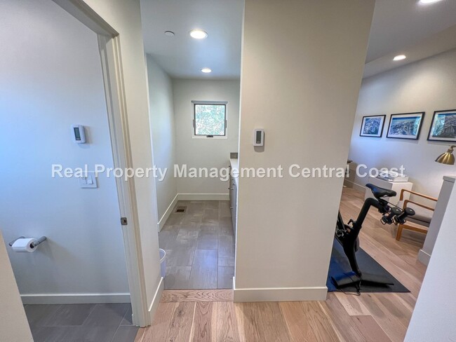 Building Photo - AVAILABLE JANUARY - Fully Furnished Modern...