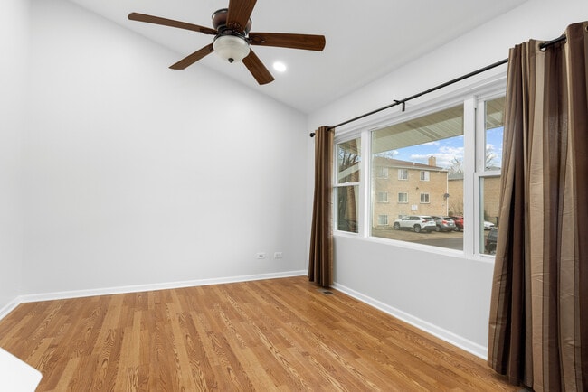 Building Photo - 8824 Robin Dr