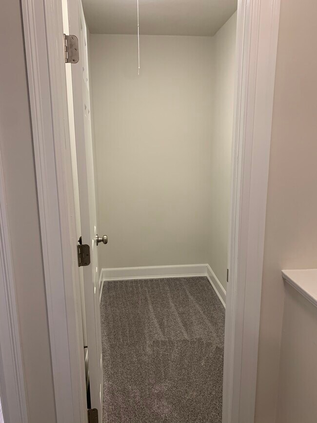 Building Photo - 281 Oak Dr