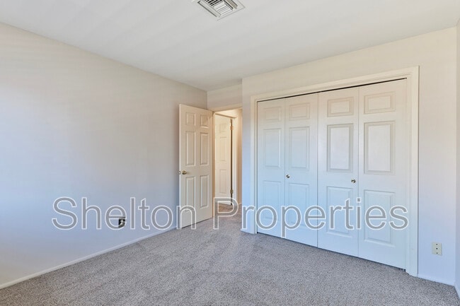 Building Photo - 2708 E Leonora St