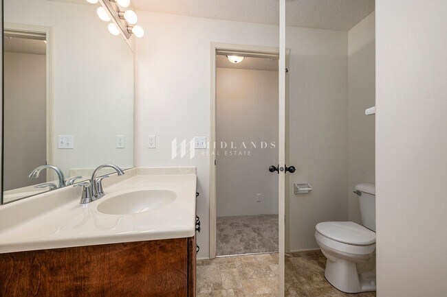 Building Photo - Beautiful Townhome in Shadow View