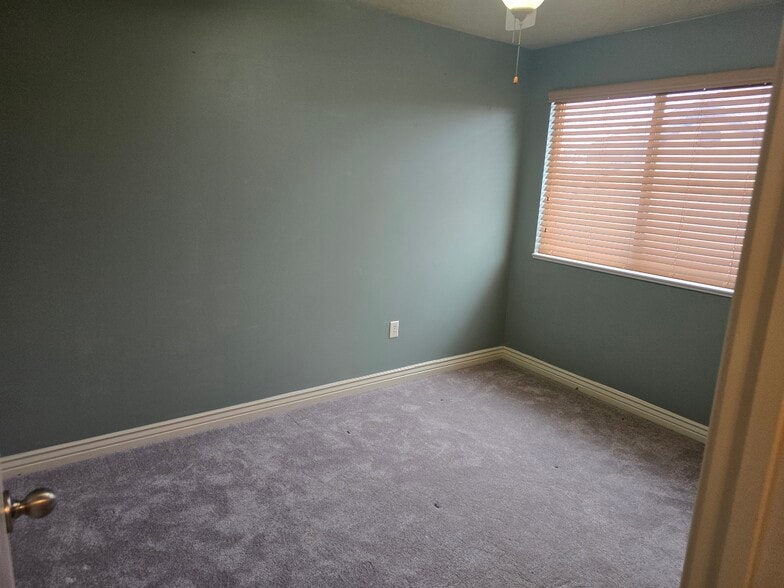 Wall is now same color - 10253 S Chestnut View Ct
