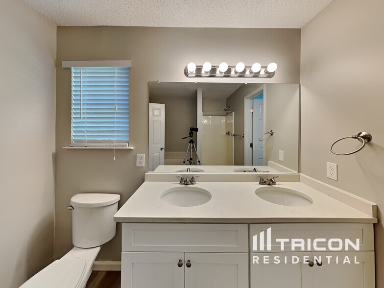 Building Photo - 10587 Village Trail