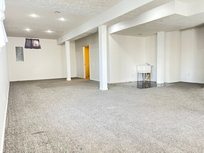 Building Photo - Northwest Omaha Gem: 2,700 Sq Ft, 3-Bedroom, Walk-Out Finished Basement, Fenced Yard, 3-Car Garag...