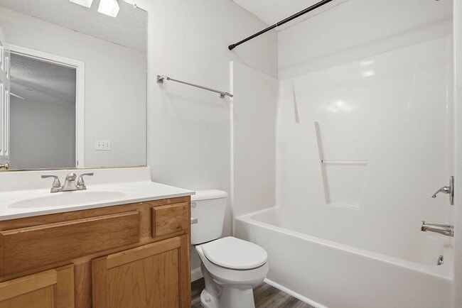 Building Photo - AVAILABLE NOW – Beautiful 3 Bed / 2.5 Bath Townhome in Prime North Raleigh Location