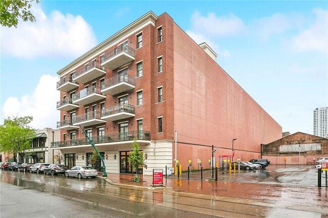 Building Photo - 731 St Charles Ave